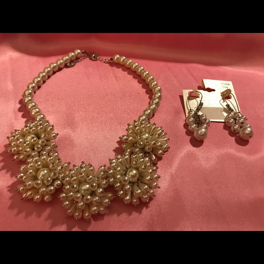 Gorgeous Pearl/rhinestones/silvertone necklace set